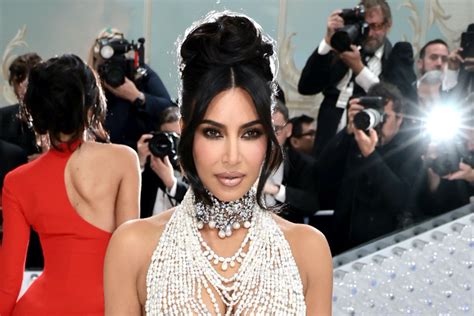 Kim Kardashian on Met Gala Red Carpet Nods to Playboy Cover。